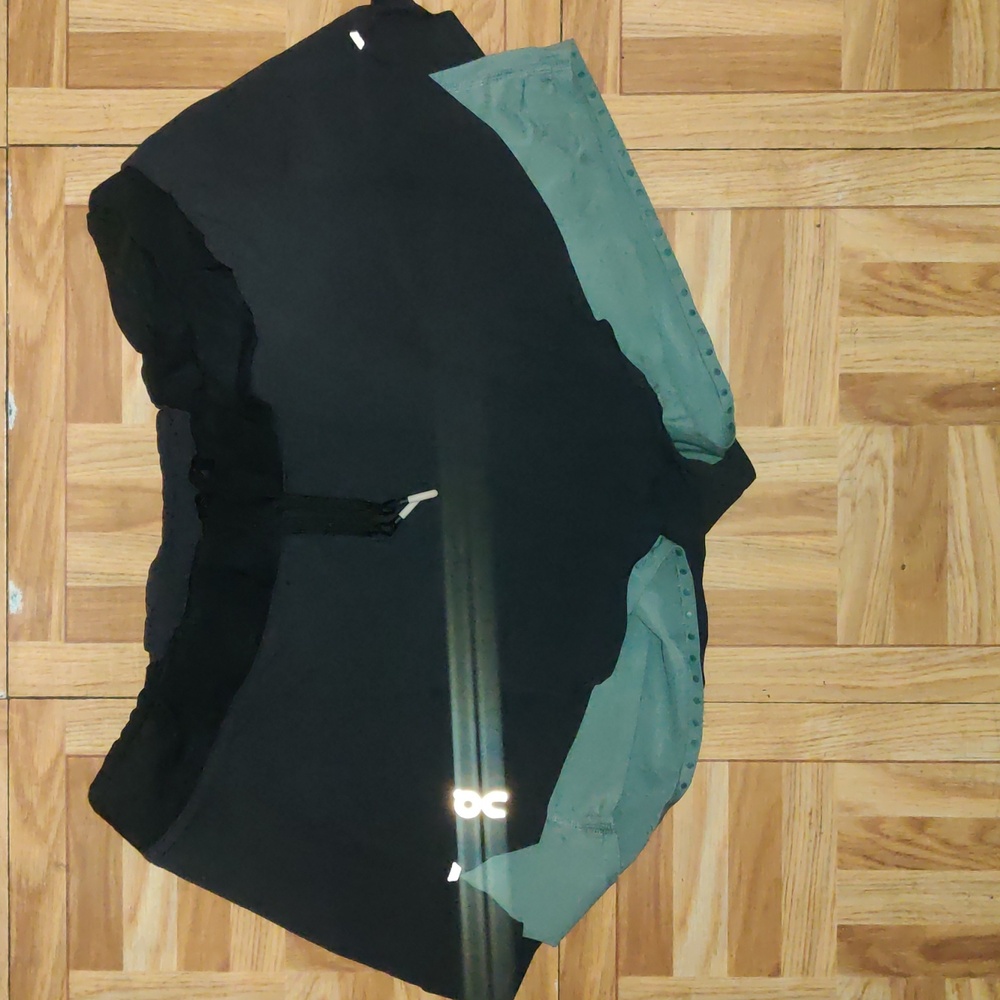 On Running 2 In 1 Shorts Size Large - image 2